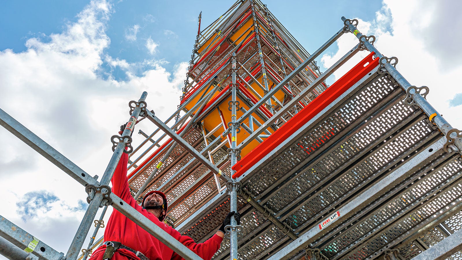 Конструкция туры обеспечивает безопасность при монтаже на высоте.<br/>