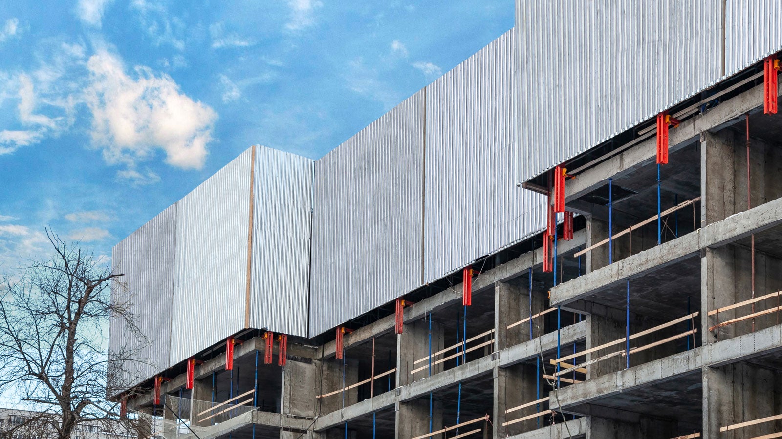 Жилой комплекс строится в условиях плотной застройки, поэтому стоял вопрос защиты рабочего горизонта на высоту 5 м. При этом периметр ограждения неровный, поэтому две центральные панели шириной 10 метров находились в углублении здания.