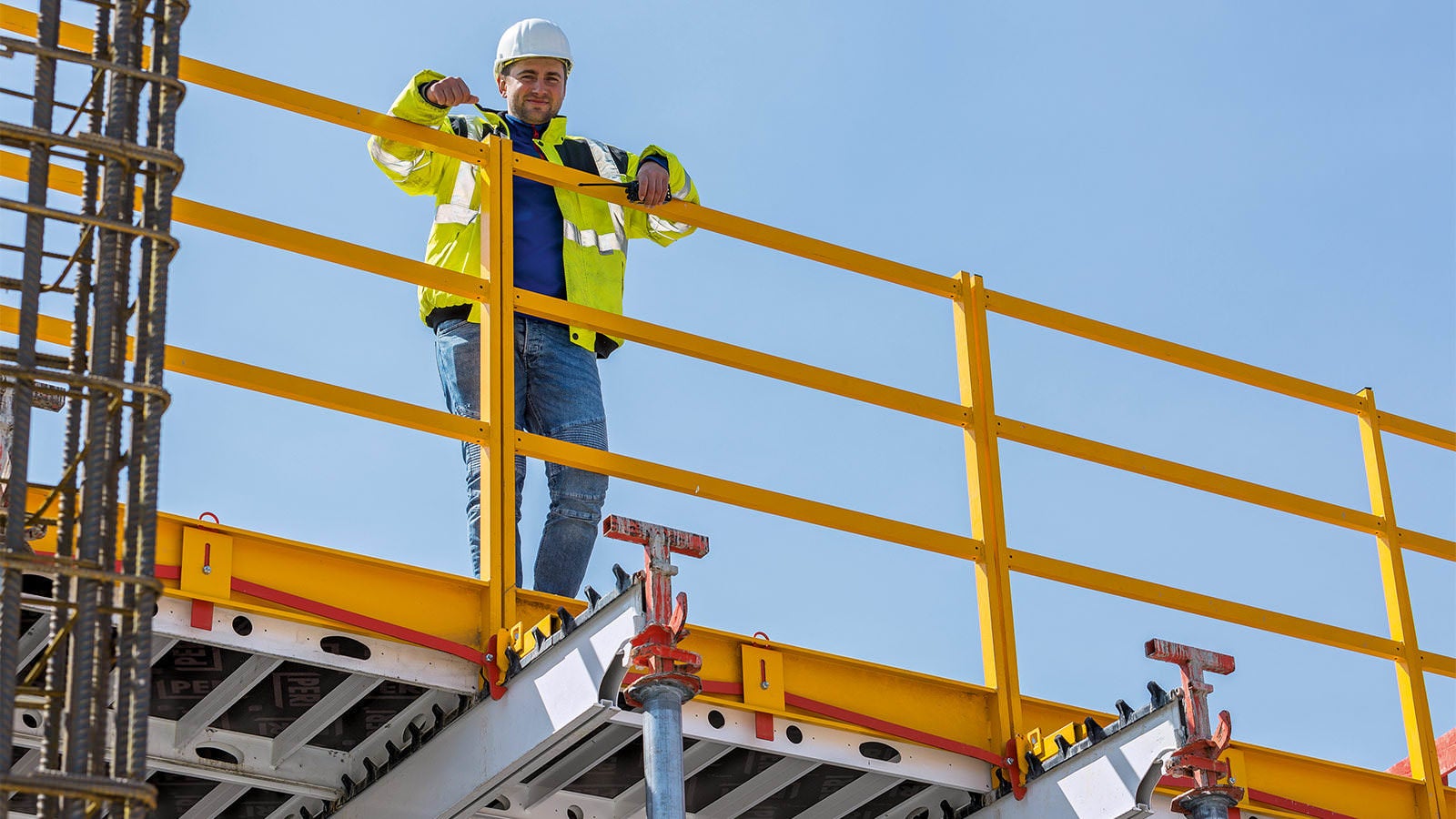 Hohe Sicherheit von Anfang bis Ende: SKYDECK Stirnseitengeländer dienen als zuverlässige und rasch montierbare Absicherung der jeweils freien Deckenränder.