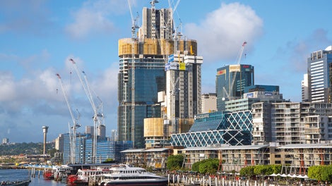 The ambitious Barangaroo Redevelopment project has redefined Sydney's city center to the west on the 22-hectare site of the former container port. The high-rise complex is the centerpiece of the Barangaroo South subproject. Three office towers with 39, 43 and 49 stories rise up to 217 meters. In order to be able to meet the tight schedule, PERI's Australian engineers developed a comprehensive formwork and safety concept. The use of mobile hydraulic units saved valuable crane time and thus accelerated the work processes on the large construction site.