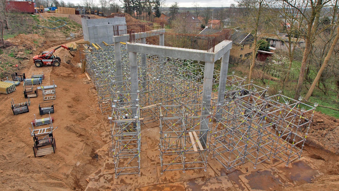 Varbergparken - PERI UP ROSETT ved at blive opstillet til arbejdsdækket. 