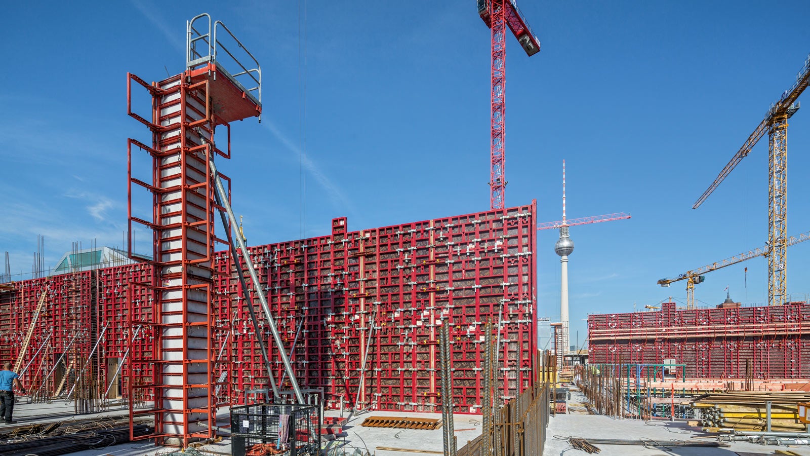 Das MAXIMO Wandschalungssystem und die QUATTRO Säulenschalung ermöglichten die rasche und sichere Herstellung der vertikalen Stahlbetonbauteile.