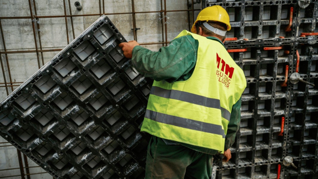 Mit weniger als 25 kg können die Schalungselemente von einer Person transportiert und in tiefergelegten Baugruben oder in umbautem Raum eingesetzt werden.