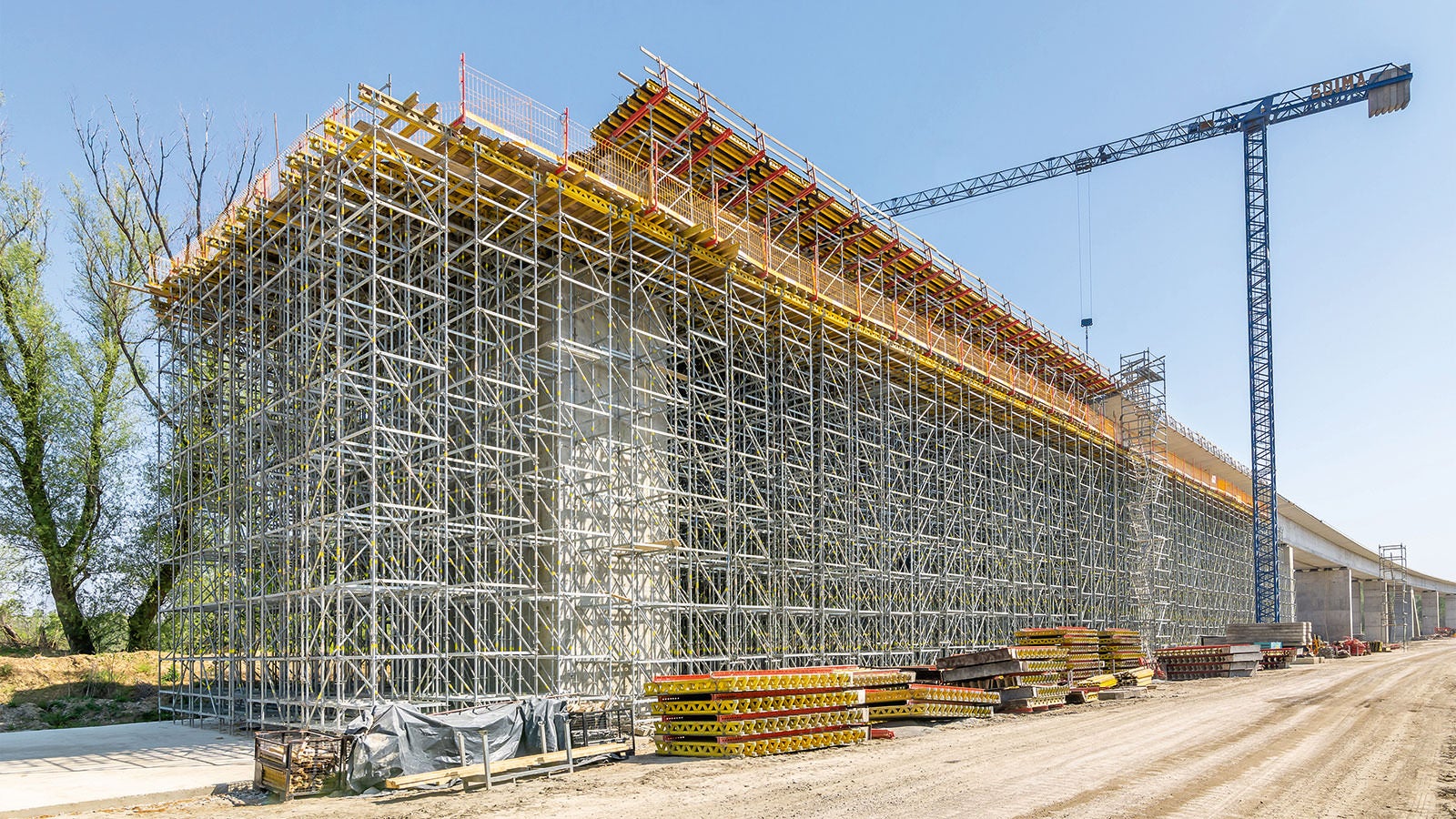 PERI UP supported the MULTIFLEX Girder Slab Formwork with a support height of up to 20.00 m.
