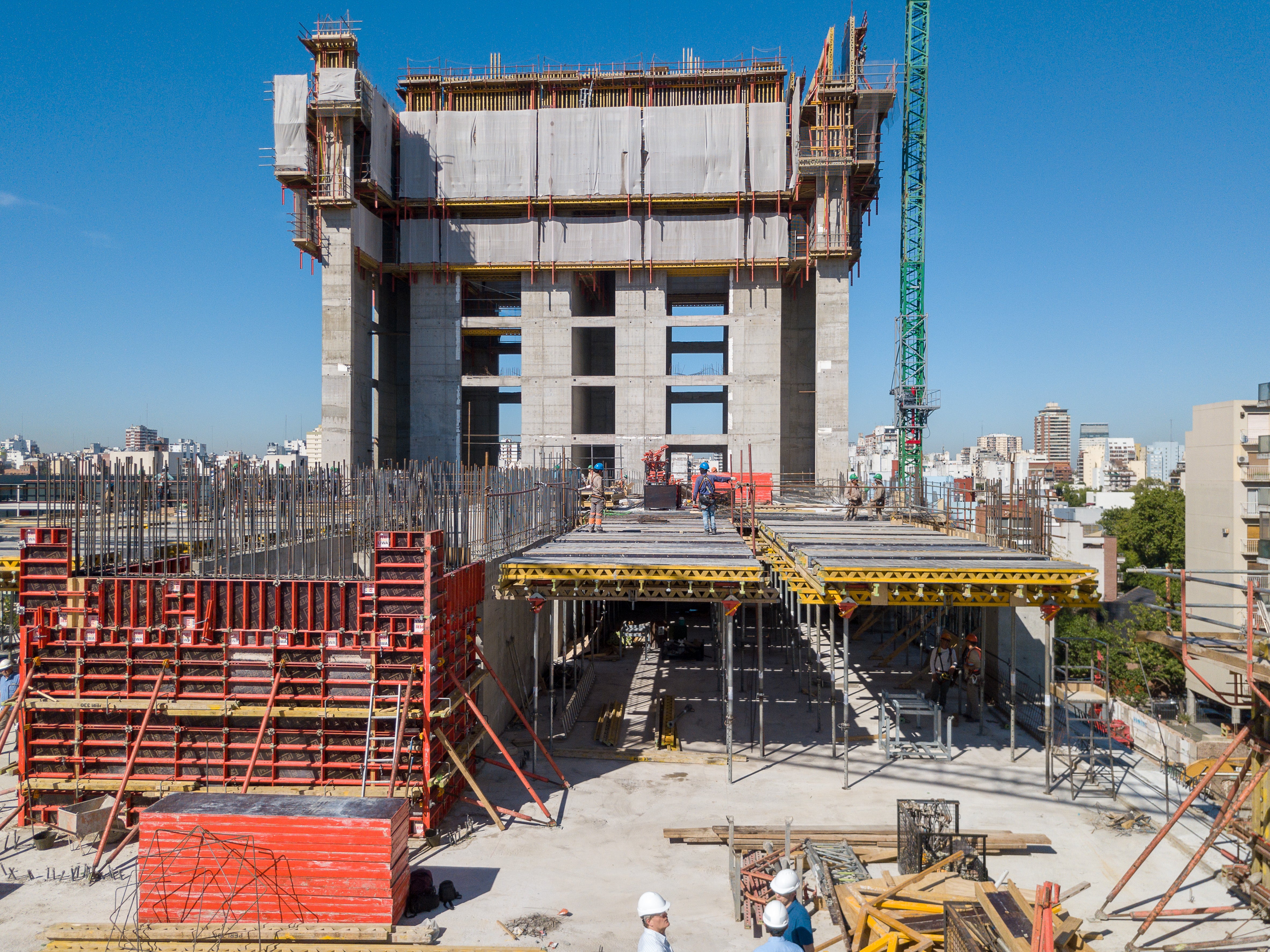 Se utilizó por primera vez en Argentina el sistema RCS (sistema Autotrepante) el cual permite mover grandes superficies de encofrado sin la utilización de la grúa, el diseño lo realizaron Ingenieros expertos en este tema logrando así optimizar todos los recursos