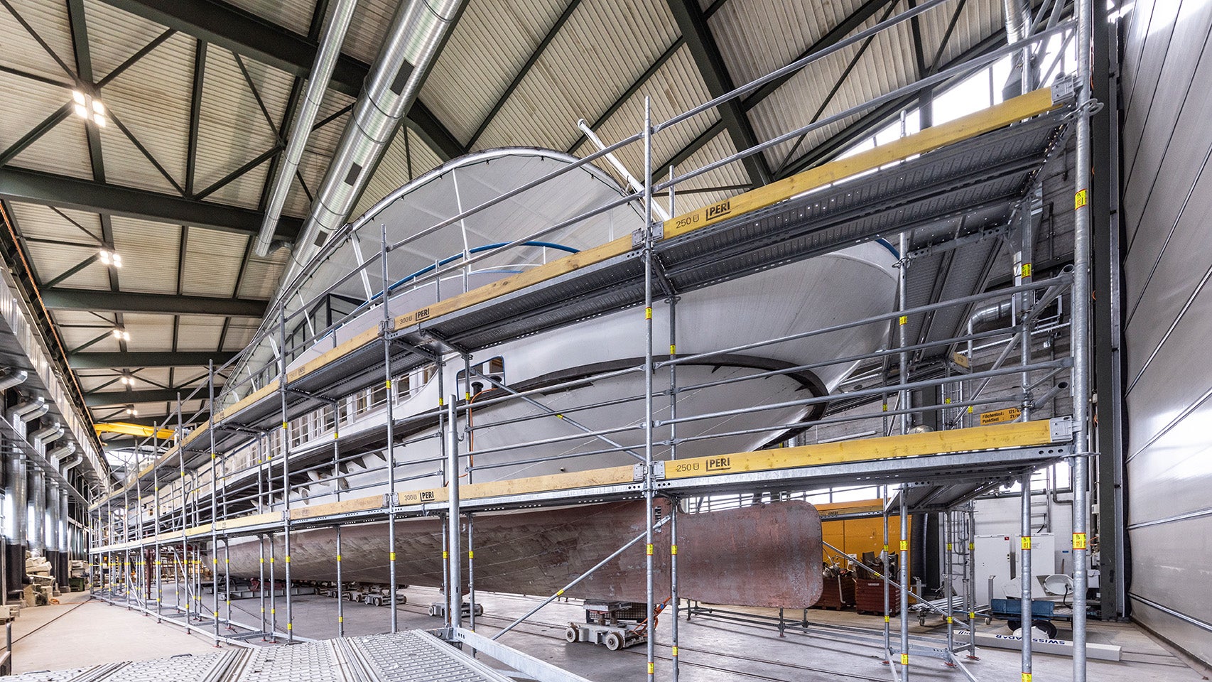 With the vertical building method of PERI UP Facade Scaffold, it is possible to effortlessly adjust the scaffolding to the ship’s geometry.