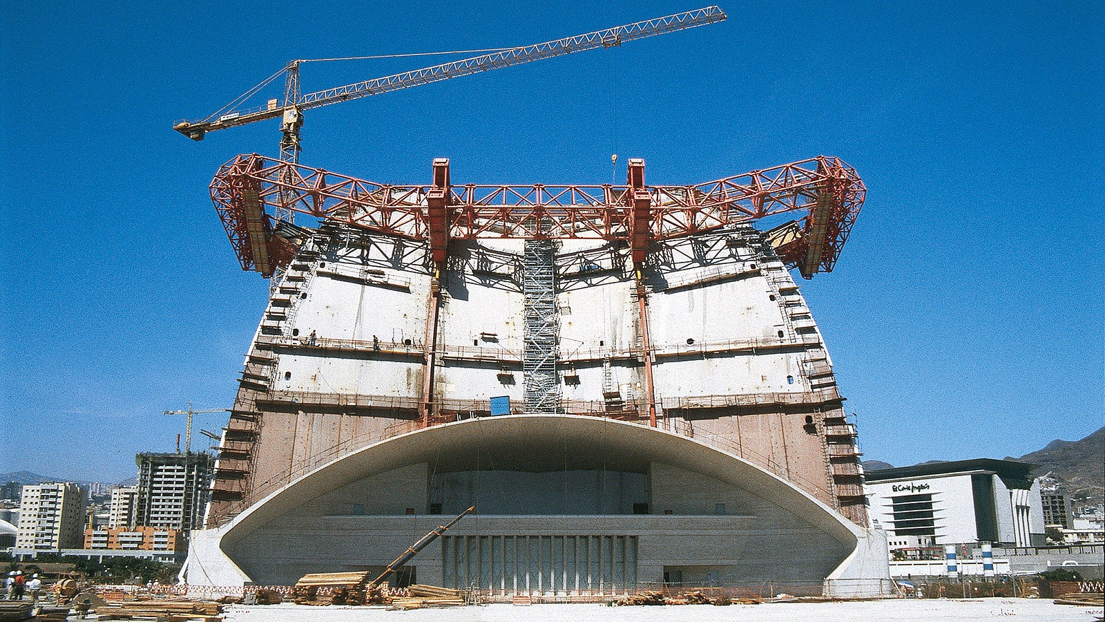 U tri međusobno neovisna hidraulična kruga svakom se kretnjom upravlja na voznim kolicima: pomicanjem unaprijed i unatrag, pozicioniranjem te montažom i demontažom. 