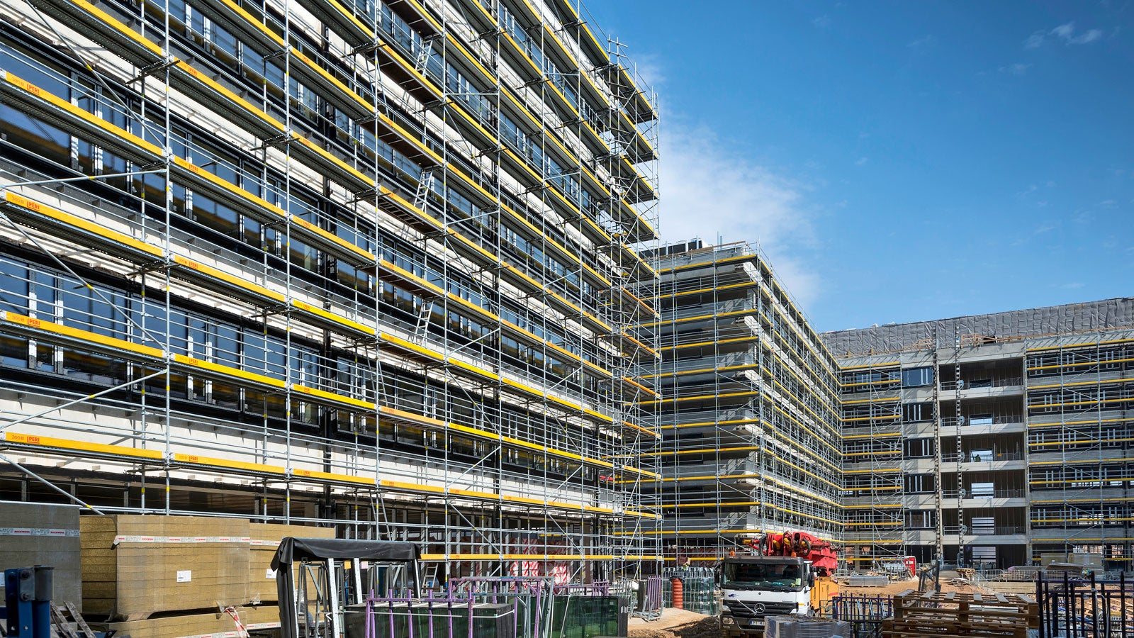 Pełne bezpieczeństwo w użytkowaniu rusztowań: poręcze, barierki, schody, burty - to wszystko i jeszcze więcej dzięki nowym rozwiązaniom PERI.