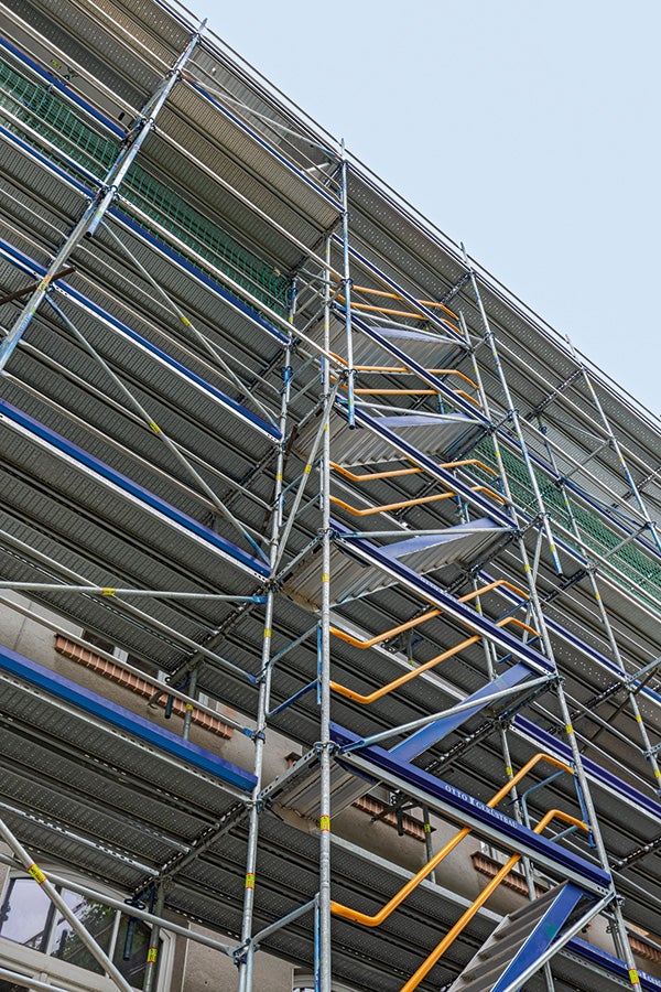 Der Gerüstknoten am PERI UP Fassadengerüst in Stielbauweise erlaubt geometrische Anpassungen mit Systembauteilen.