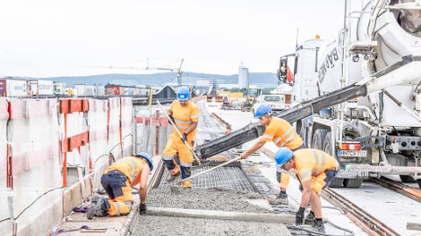 Brückenbauprojekte unterliegen häufig straffen Zeitplänen und politischen Vorgaben.