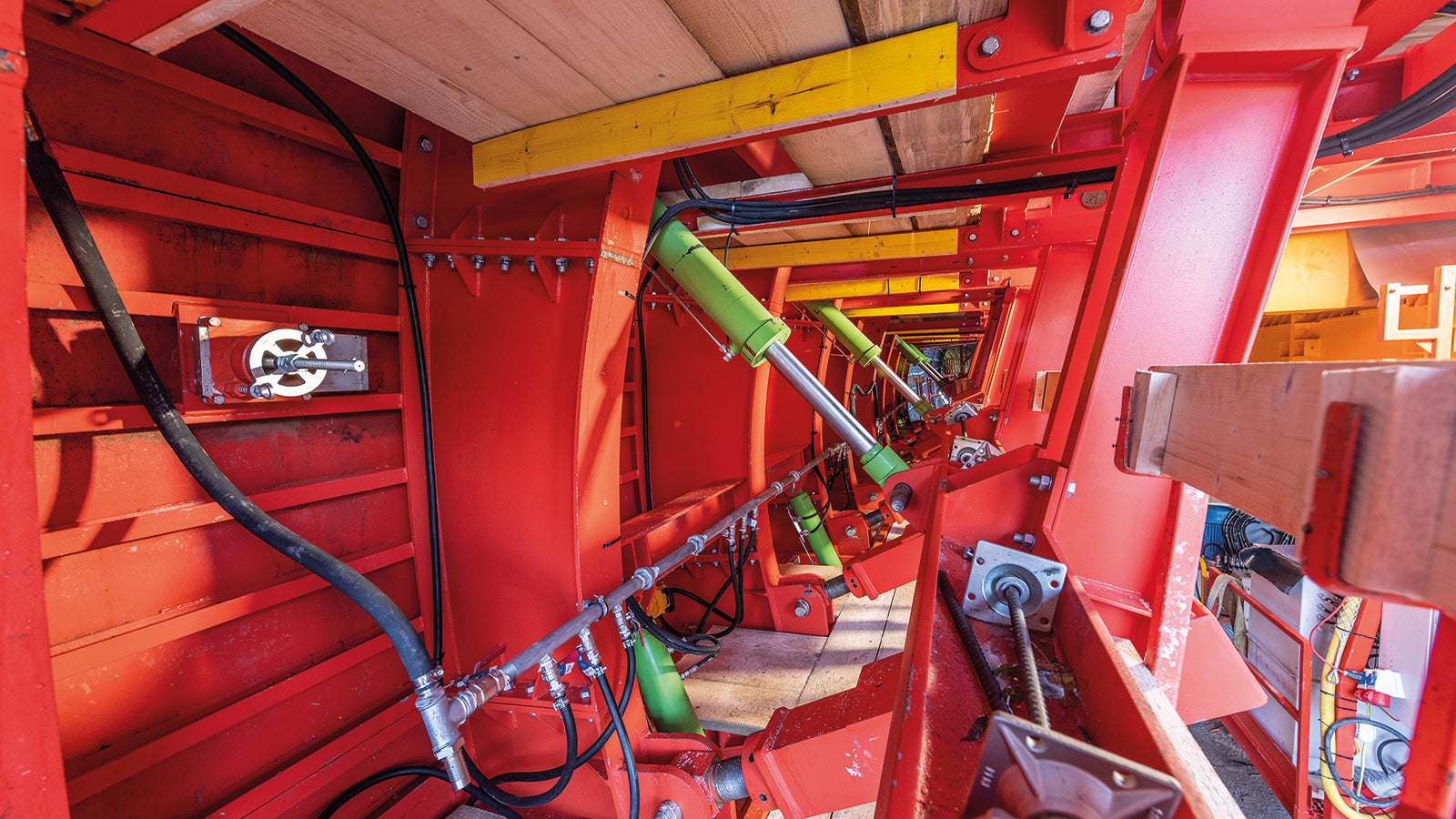 El innovador sistema de orugas tiene unas impresionantes dimensiones de 8,07 m de altura y 14,50 m de longitud, por no hablar de los 10,70 m de anchura cuando está listo para moverse y los 11,20 m de anchura cuando está listo para verter hormigón. 