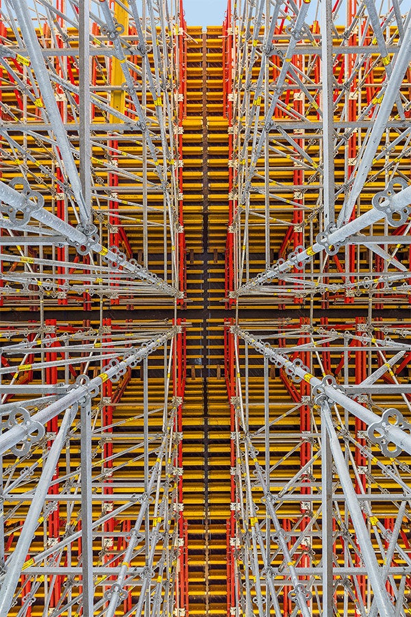 התאמת מערכות ואריו-קיט ומגדלי פרי-אפ בצורה גמישה לגיאומטריה ועומסי הגשר