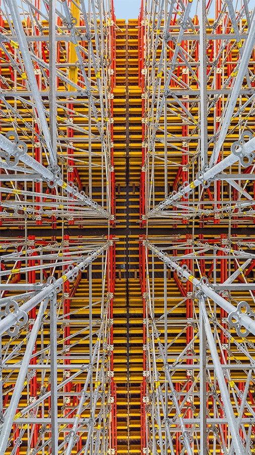 התאמת מערכות ואריו-קיט ומגדלי פרי-אפ בצורה גמישה לגיאומטריה ועומסי הגשר