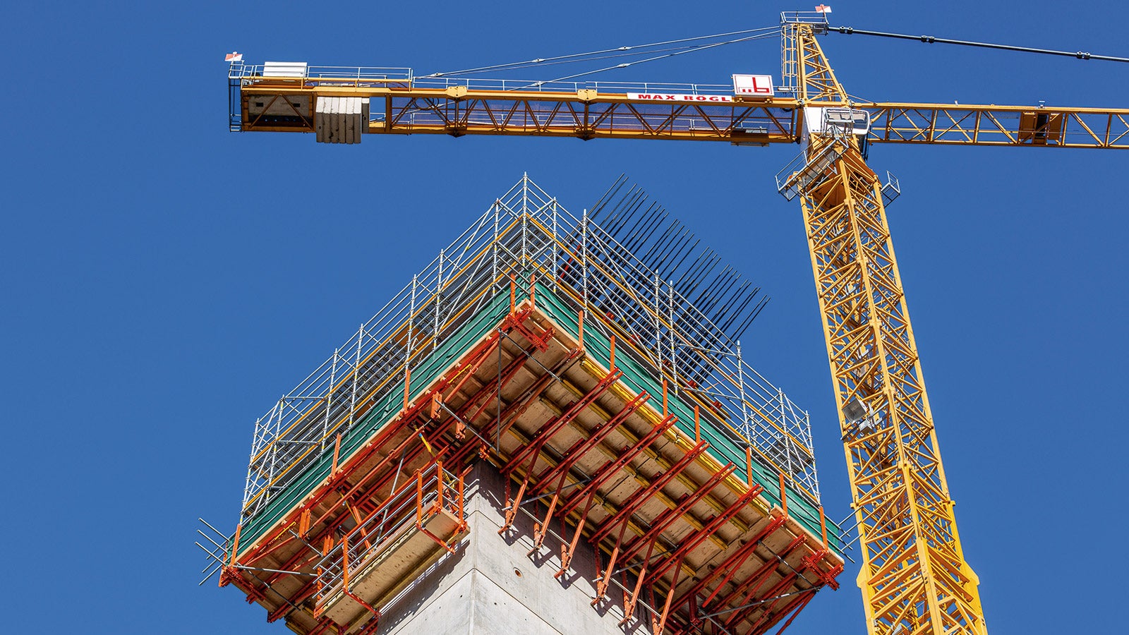 În zonele complicate de expansiune de la capul digului, platformele de lucru bazate pe sistemele de urcare RCS și SCS au asigurat că încărcăturile puteau fi transferate în siguranță. Pentru aceasta, schelele de armare PERI UP instalate în jurul perimetrului au oferit un mediu de lucru sigur