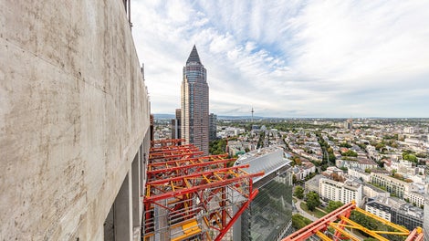 An access scaffold was erected using components from the PERI UP Scaffolding Kit during the process of assembling and disassembling the console brackets on the building.
