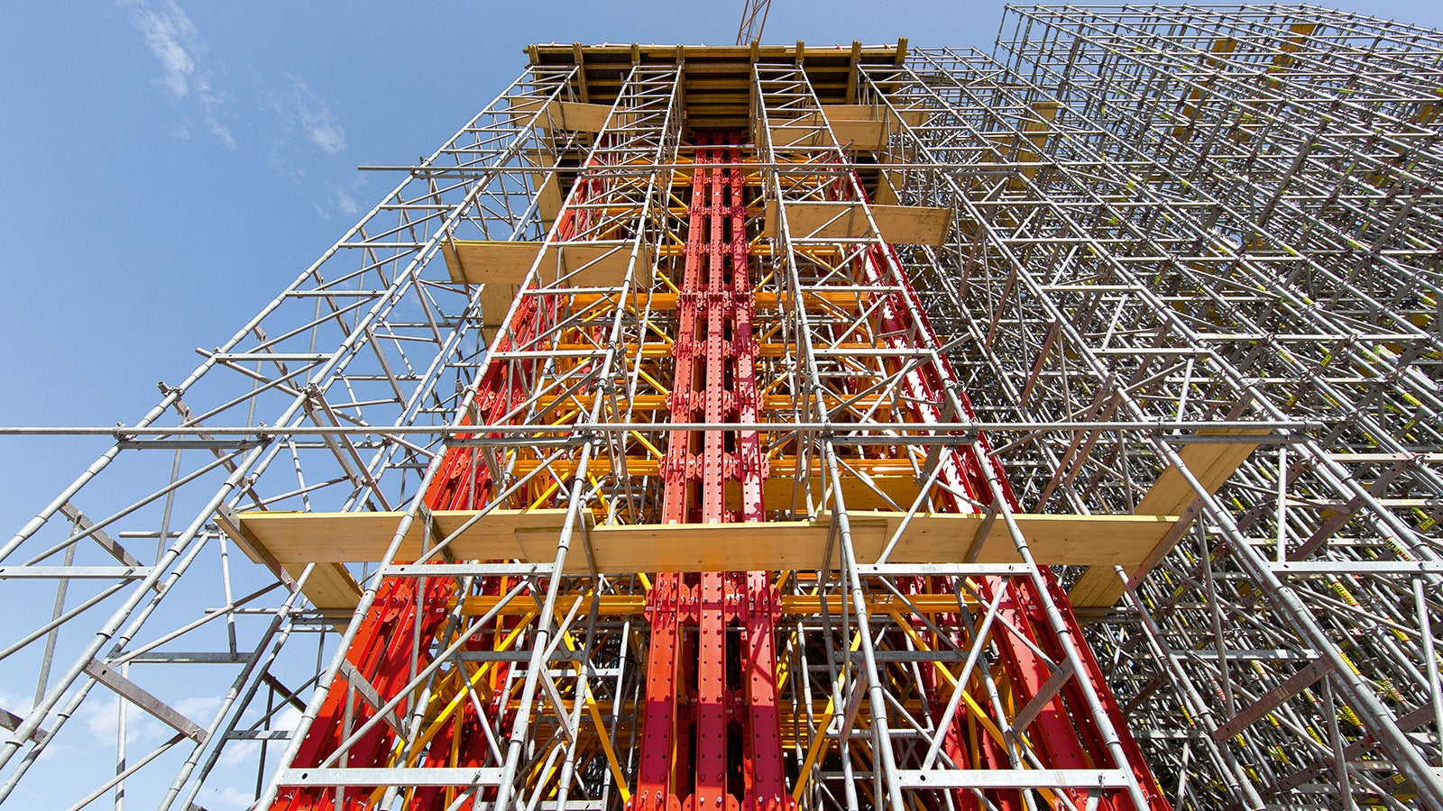 使用VARIOKIT高强塔架连接两个42支腿的重型承重结构，作为拱形钢结构的连接位置的支撑结构，需要承受极高的荷载。