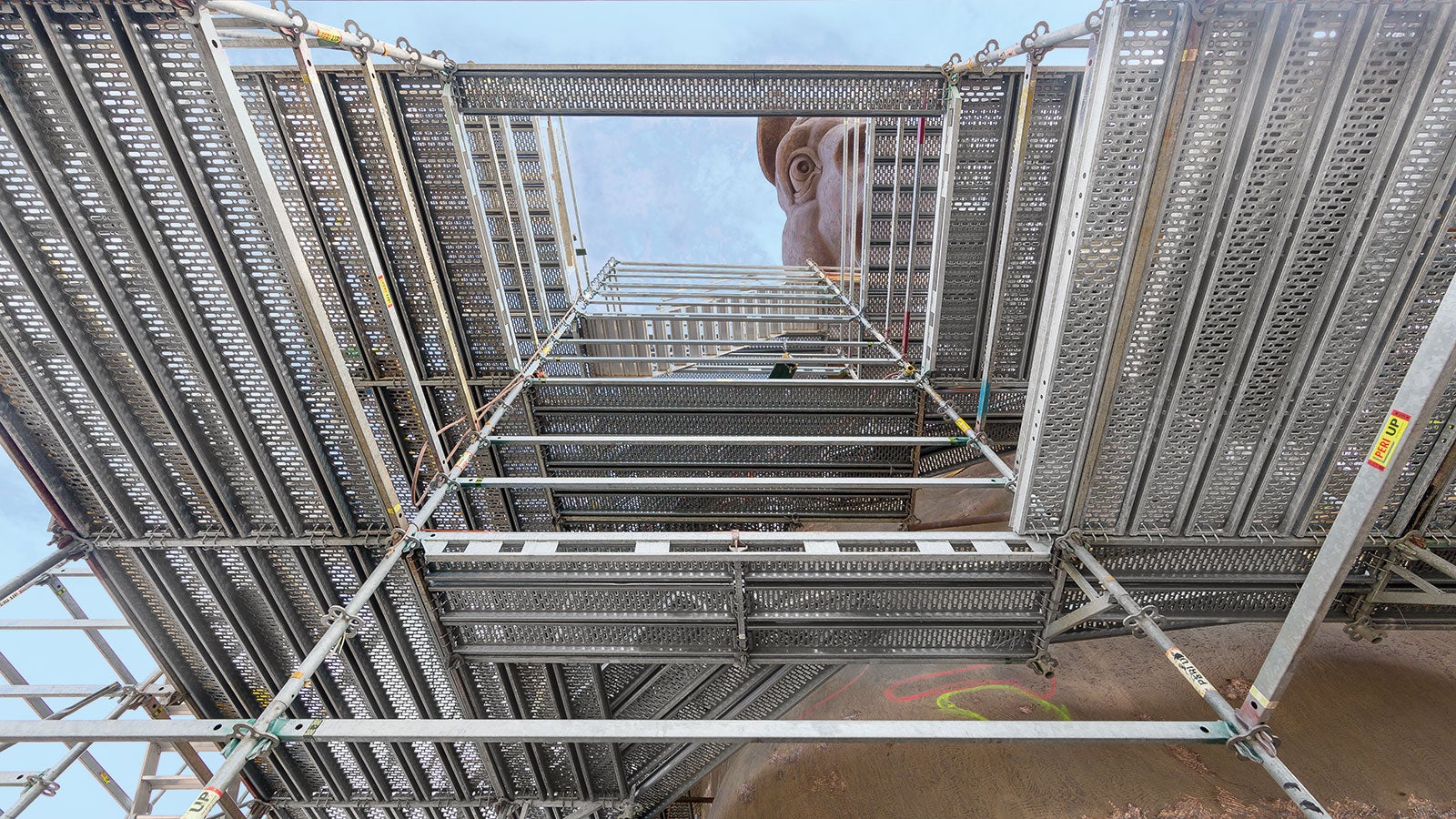 Il sistema di impalcatura modulare PERI UP Rosett Flex ha permesso di ottenere condizioni di lavoro sicure per i tecnici e i progettisti durante la realizzazione dell’opera in bronzo alta 33 metri.