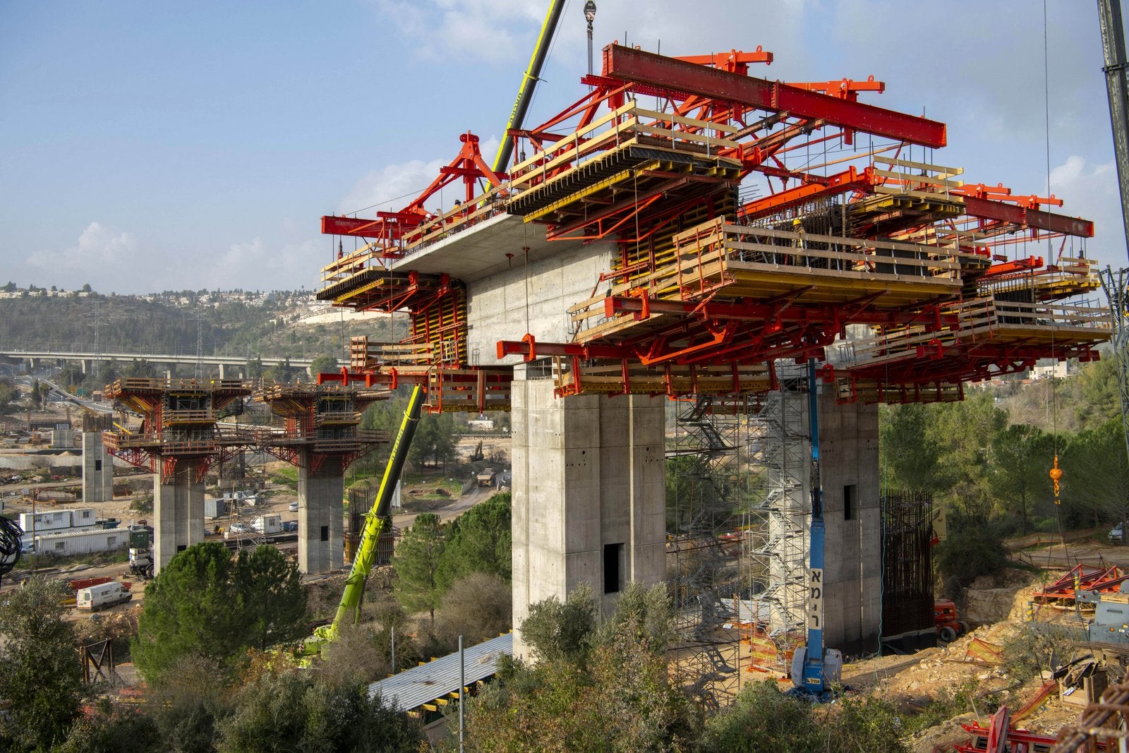 אורך היציקה הינו 5.3 מ' בכל מקטע. מערכת הVBC מתקדמת באמצעות ציוד הידראולי מלא לכיוונון התבנית ושינועה.