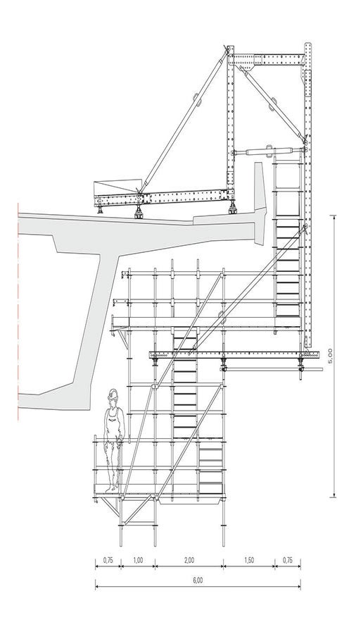 Die PERI Lösung auf Basis der beiden Baukastensysteme VARIOKIT und PERI UP Flex berücksichtigte die veränderliche Überbaugeometrie, entsprechend ließ sich das Hängegerüst stufenlos mittels Spindeln und modular mittels Konsolverbreiterungen anpassen.