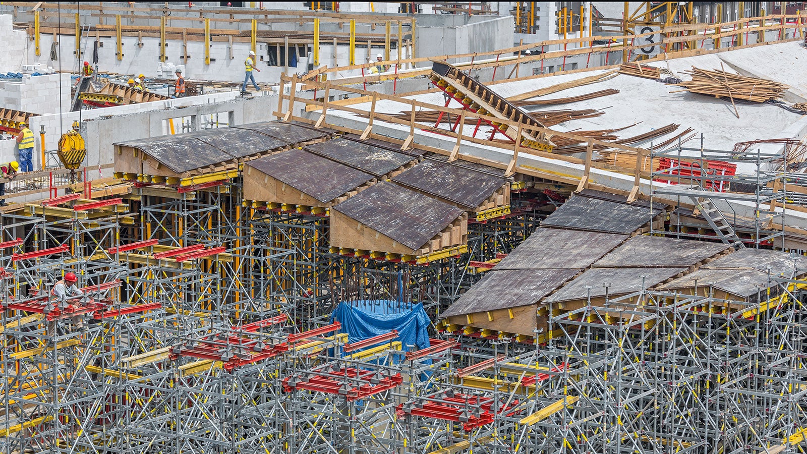Deskowanie wysokich ścian kompleksu kinowego. Zastosowanie na całej powierzchni rusztowań PERI UP pozwoliło na bezpieczne i szybkie prowadzenie robót .<br/>