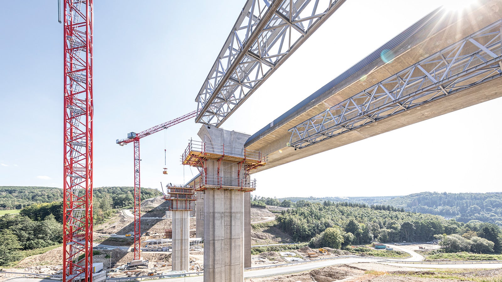 The SCS Climbing System enables optimal adaptation to project-specific requirements and geometries. In particular, the ability to combine with components of the VARIOKIT Engineering Construction Kit and the PERI UP Scaffolding Kit makes the climbing system an economical and flexible solution for engineering structures.