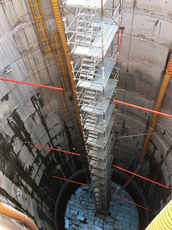 With a 37 m deep, PERI UP Flex Stair 75 allows comfortable head clearance for the workers to access the access tower.