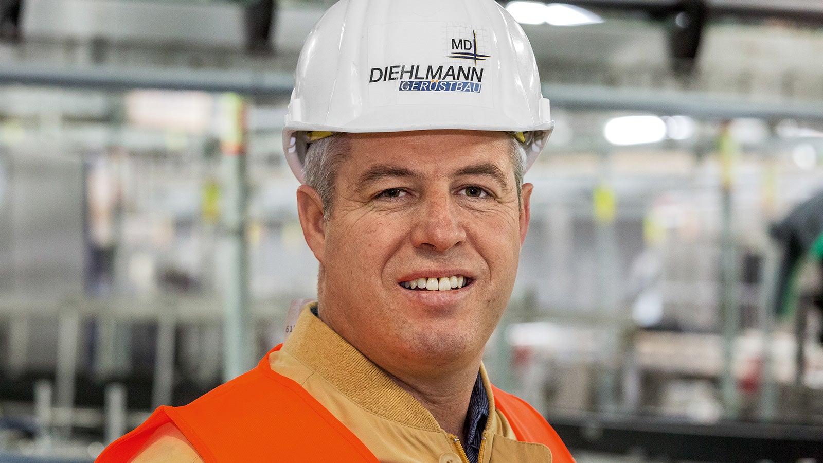 With PERI UP, we needed fewer screw connections and struts. This helped us to be approximately 20 percent faster. And on top of this, despite the complexity of the production plant to be refurbished, we were able to set up the whole decking level with a unified 2.50 m system grid. This reduced our material requirements to an extremely low number of different scaffolding components.<br/>