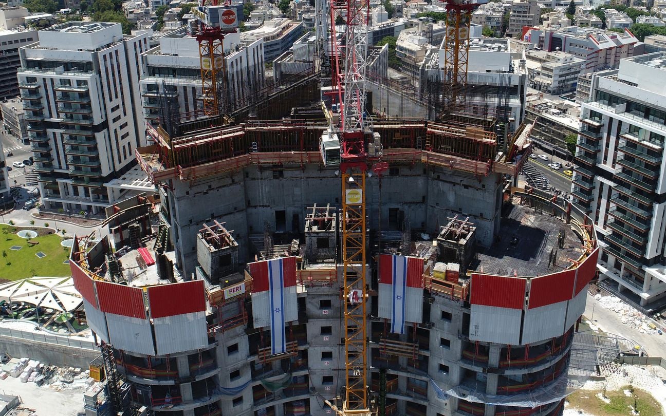 12 ממ"דים בקומה. מערכת RCS-I מאפשרת תליית תבניות וטיפוס מקומה לקומה.