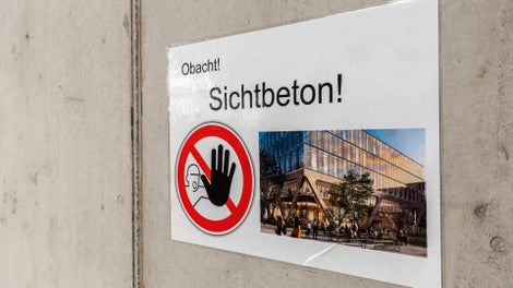 Sichtbeton spielt nicht nur in der modernen Architektur eine große Rolle, sondern kommt auch immer mehr als beliebtes Stilelement in Innenräumen zum Einsatz. Dabei bietet er vielfältige Gestaltungsmöglichkeiten.