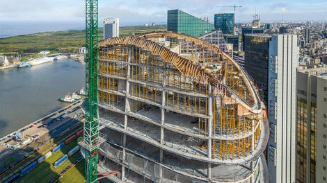 La costruzione delle travi perimetrali dei solai sulla sommità della torre rappresentava una grande sfida per l'impresa costruttrice