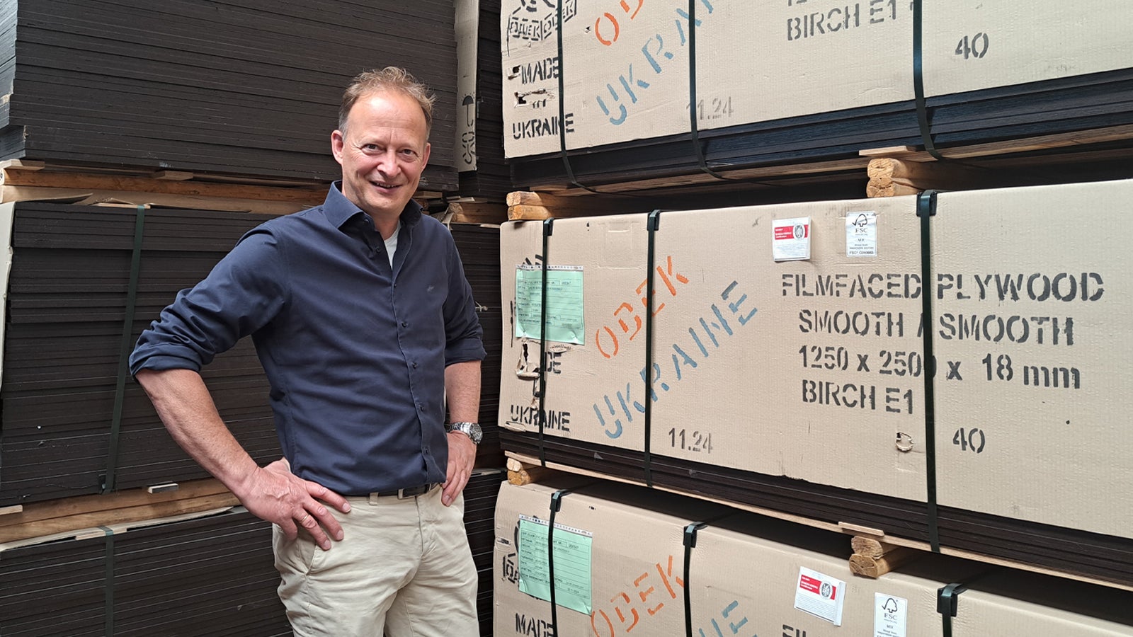 Staat bij het PERI plaatmateriaal in de opslag.