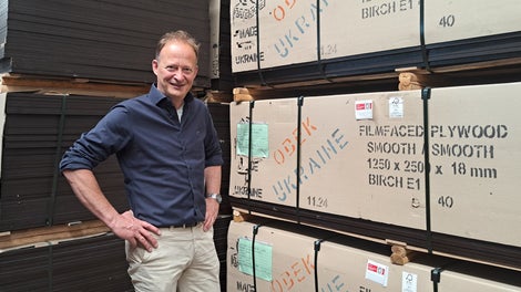 Staat bij het PERI plaatmateriaal in de opslag.