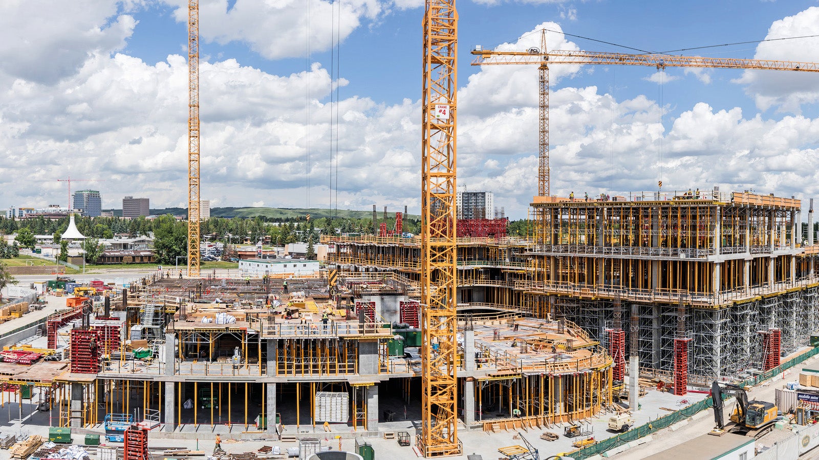 We offer you a comprehensive, demand-oriented portfolio of wall, slab and column formwork. With our safety systems and safety features already integrated in the formwork system, your site personnel are optimally protected at all times.