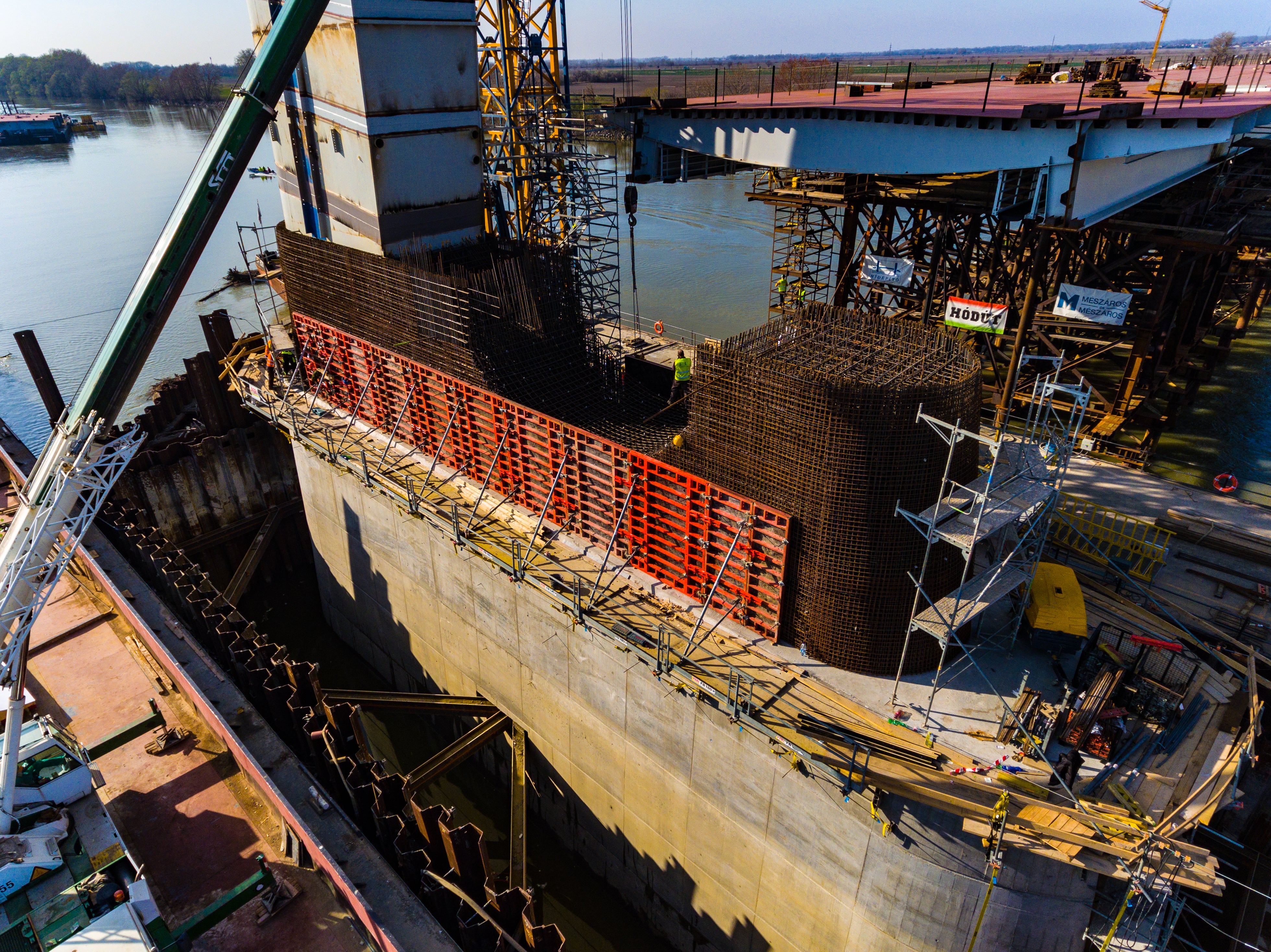 Konštrukcia mosta pozostáva z piatich polí, z ktorých tri sú nad korytom a dve sa nachádzajú na slovenskej strane