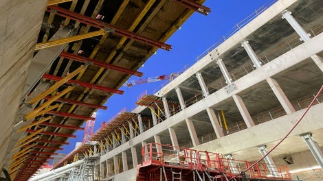 Gare de la Porte Maillot à Paris : l’une des nouvelles gares les plus complexes du Grand Paris Express. PERI a fourni de nombreux systèmes sur l’ensemble du chantier de la Porte Maillot : coffrages TRIO, manuportable universel DUO, coffrages spécifiques VARIO, étais MULTIPROP, etc. et son expertise en ingénierie.<br/>(Photo : PERI France)<br/>
