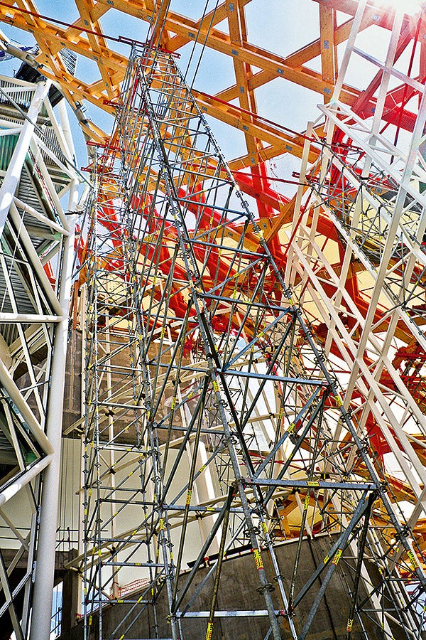 Flexible, adaptable supporting structure consisting of PERI UP shoring towers - also for heights over 30 m.