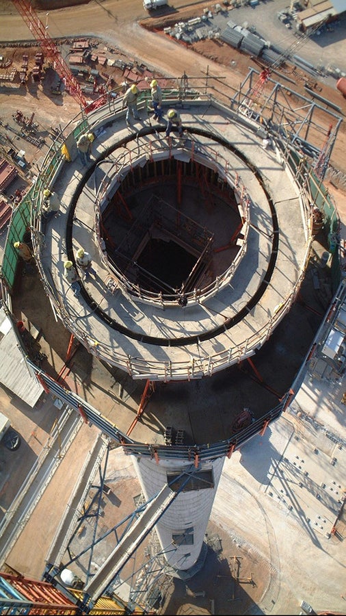 A void was left in the internal platform to allow crane access so that construction could commence on the sampling floor, located 45m above the ground.