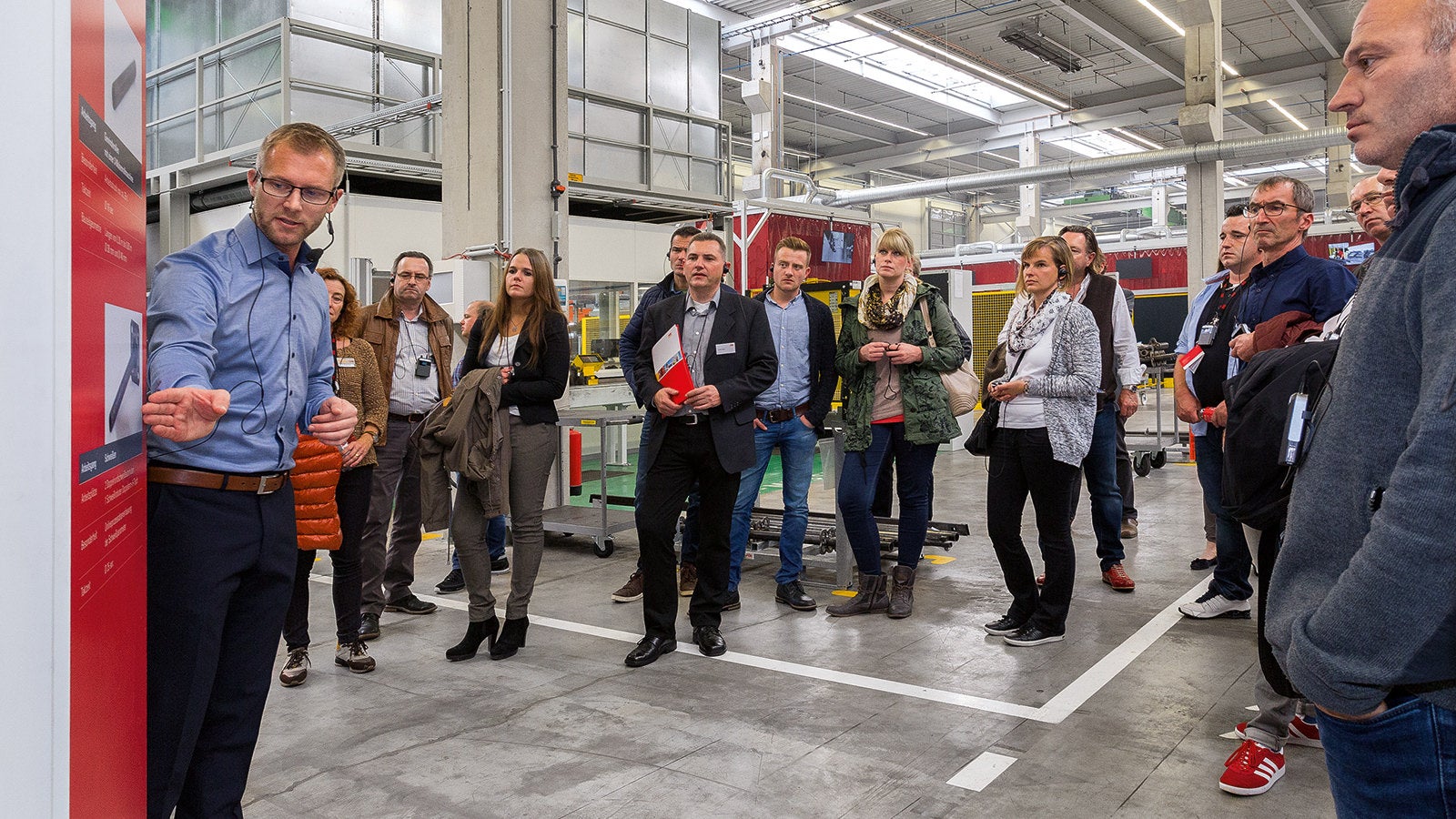 PERI customers and interested parties used the official opening ceremony to take a closer look at the new production facility. Guided tours of the plant offered an insight into production processes and quality assurance, among other things.