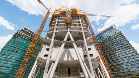 In Kombination mit mietbaren Systembauteilen des VARIOKIT Ingenieurbaukastens bildet die RCS Ausfahrbühne eine passende Aufstellfläche für einen 4- und 6‑geschossigen Treppenturm. Die PERI UP Treppe bietet kontinuierlich Zugang zu den obersten Geschossen – unabhängig vom Fortschritt der Montage der Fertigteiltreppen im Gebäudekern.