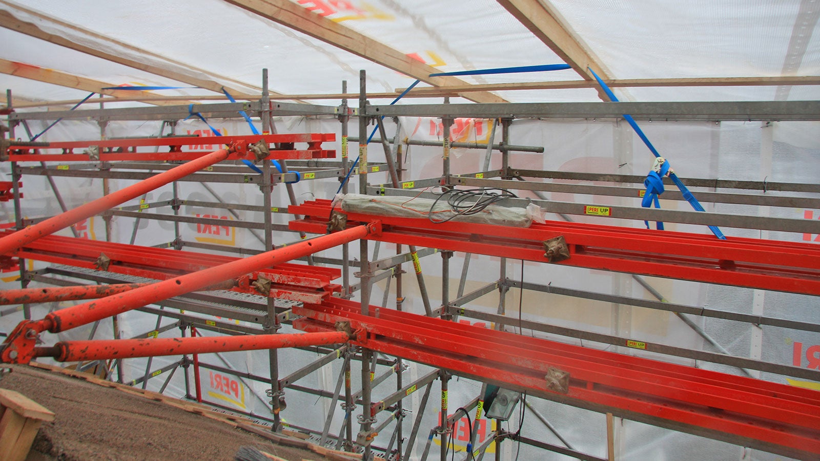 Työtelineen apuna käytettiin mm. vinotukia.