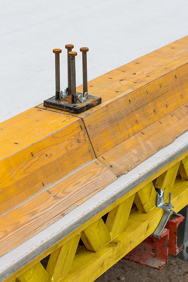 The formwork and reinforcement work in particular presented a major challenge. The main issue here was taking into consideration a large number of mounting components with extremely tight tolerance specifications. 