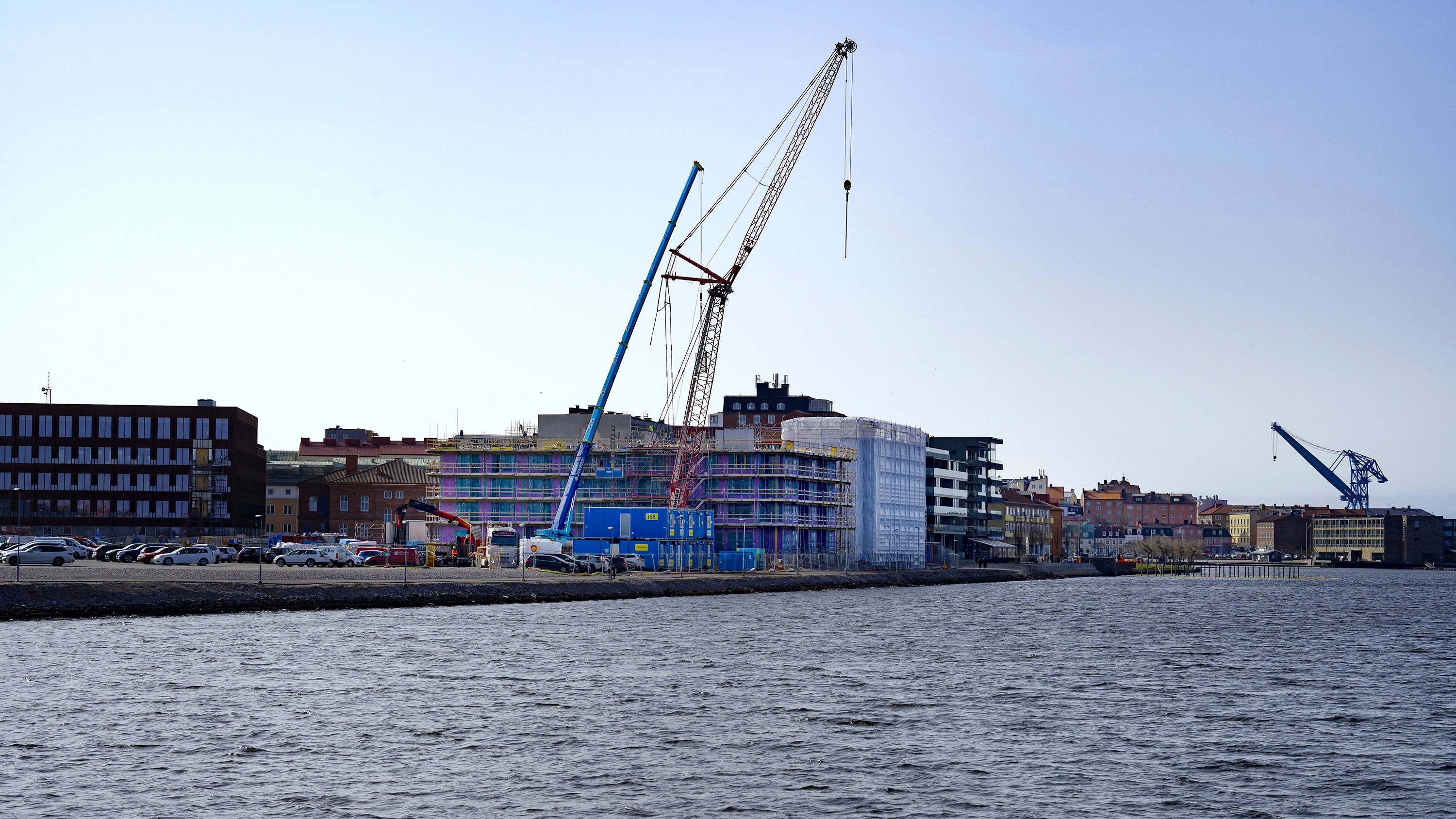 En plats att längta hem till! Brf Styrmannen ligger i den västra delen av Pottholmen, som vetter mot Borgmästarfjärden. 