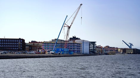 En plats att längta hem till! Brf Styrmannen ligger i den västra delen av Pottholmen, som vetter mot Borgmästarfjärden. 