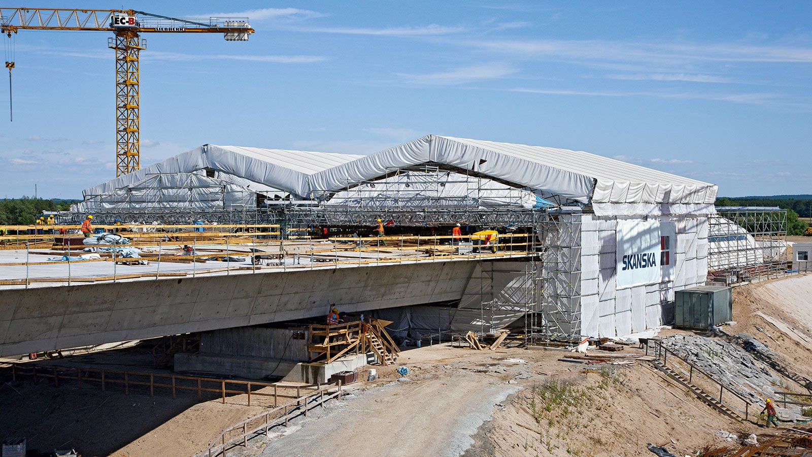 Zadaszenie stanowiska do nasuwu podłużnego gwarantuje komfort pracy niezależnie od pory roku