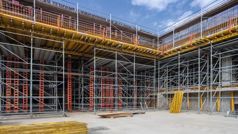 Die PERI Systeme MAXIMO, PROKIT, MULTIFLEX, PERI UP und HD 200 unterstützten die termingerechte Fertigstellung der Bernauer Multifunktionshalle mit ihrer komplexen Stahlbeton-Dachkonstruktion.