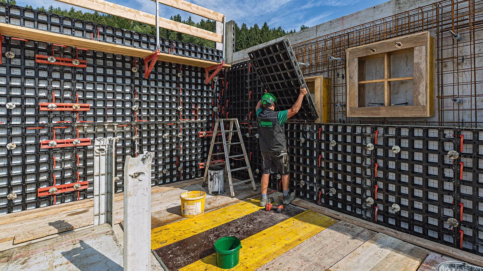 Das Schalen des 3,00 m hohen Roboterraumes per Hand mit leichten Einzelteilen spart den Kran und damit Zeit.
