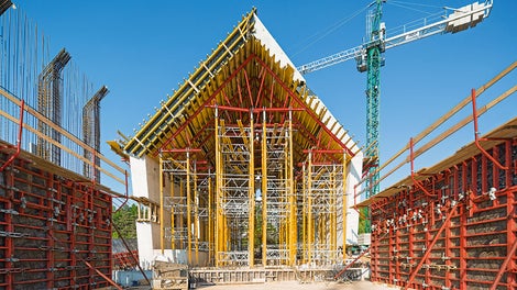 使用MULTIPROP 塔架结合可租赁的VARIOKIT系统组件搭建成14.75米高的承重塔架。