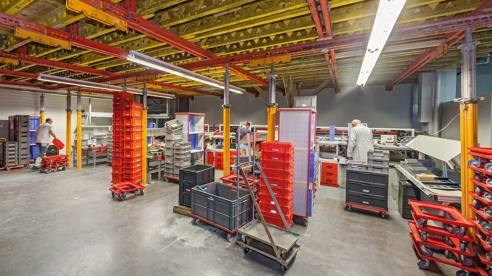 Für die Einhausung der von den Abbrucharbeiten abzuschottenden Kommissionierplätze fand der VARIOKIT Ingenieurbaukasten Verwendung, sodass die laufende Produktion und der Versand nicht beeinträchtigt wurden.