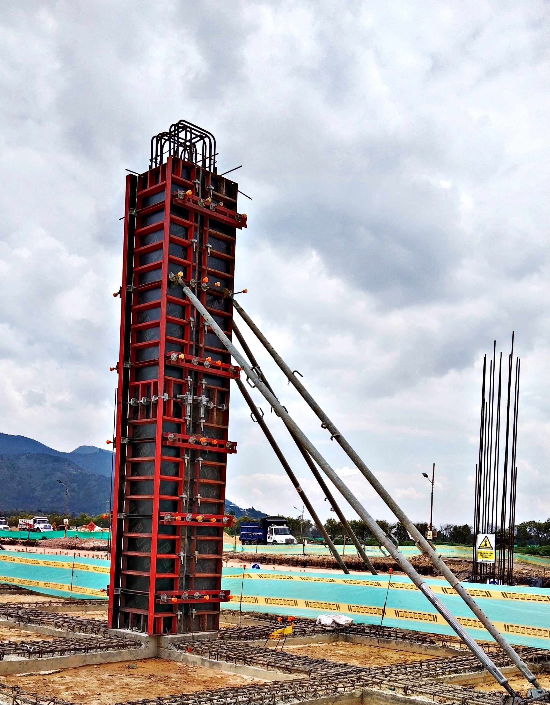 Sistema de encofrado LIWA versátil para vaciado de muros y columnas.