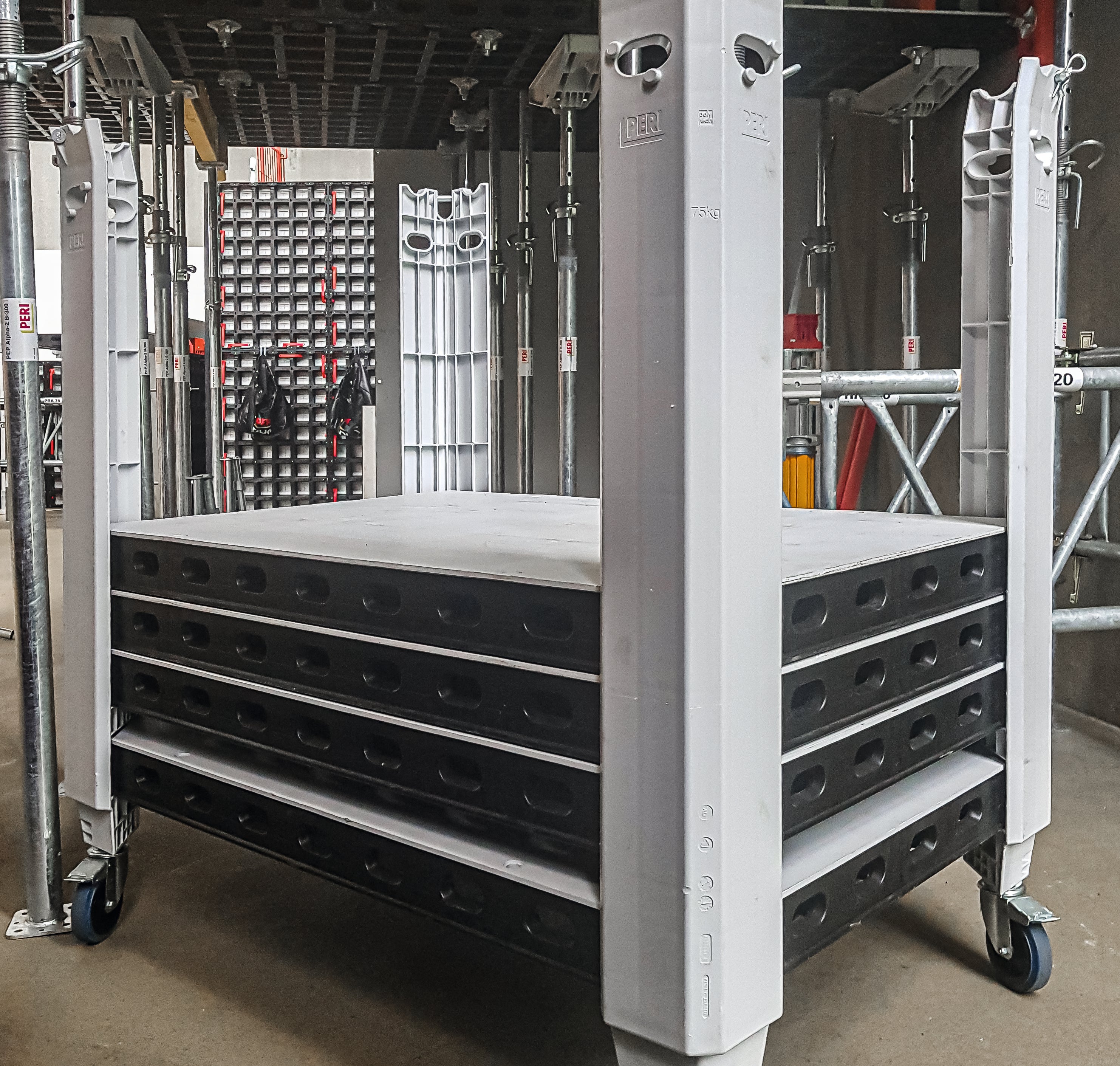 La peau coffrante de rechange se monte à la main avec quelques vis seulement, également sur le chantier et sans outillage particulier. 